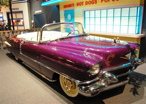 Este <b>Cadillac</b> <b>ELDORADO</b> de <b>1956</b> toma sus señales de estilo directamente del propio rey del rock n' Roll e incluye una figura de <b>Elvis</b> 100% fundida a presión. . 1956 cadillac eldorado elvis
